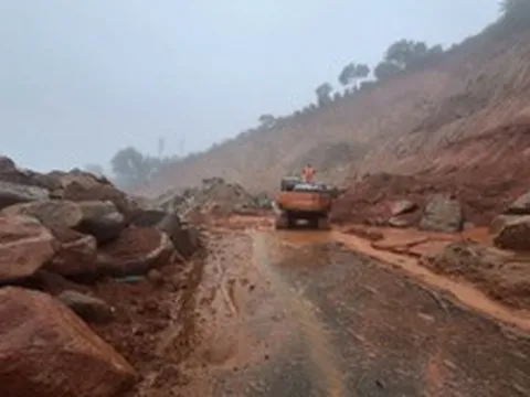 Hàng trăm khối đất đá tràn xuống, Quốc lộ 28 qua Lâm Đồng tê liệt