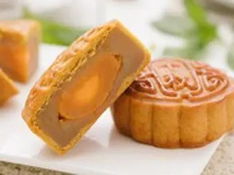 Chiếc bánh trung thu bằng 5 bát cơm, ăn thế nào để không... 'mập ngay lập tức'?