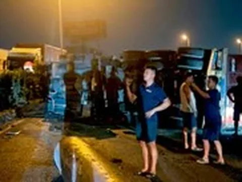 Xe chở cọc bê tông lật đổ xuống đường gây tai nạn liên hoàn, quốc lộ 5 ùn tắc cả hai chiều