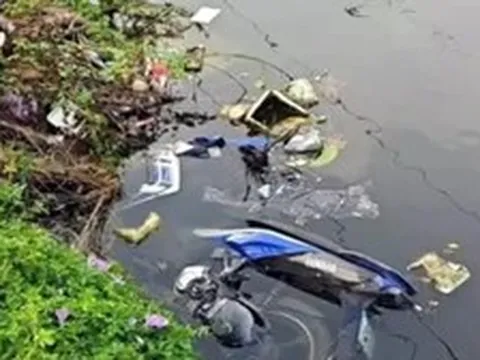 Phát hiện xe máy nằm dưới ao nước ở Hà Nội