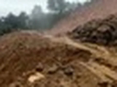 Sạt lở đèo Gia Bắc, tạm thời không cho phương tiện qua lại