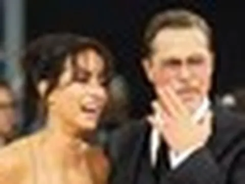 Bạn gái Brad Pitt bị chê