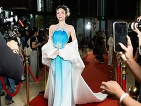 Tô Diệp Hà diện thiết kế cảm hứng hoa sen, hóa nàng thơ đọ sắc cùng dàn diễn viên "Chị Chị Em Em 3"