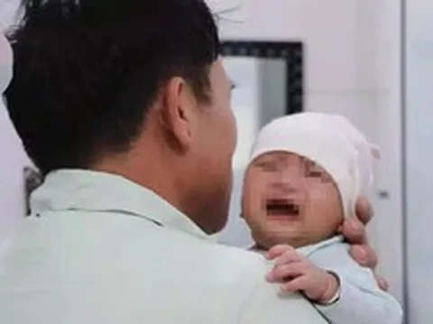 Bé trai hơn 1 tháng tuổi bị bỏ lại bên cổng làng cùng bức thư nhờ nuôi giúp