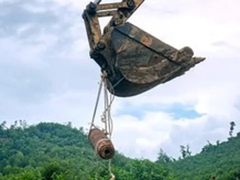 San đất làm nghĩa trang, phát hiện quả bom dài hơn 1,5m, nặng 240kg