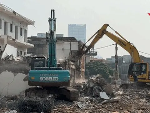 Cận cảnh máy xúc hạng nặng phá dỡ nhà, mở đường hơn 500 tỷ đồng ở Hà Nội