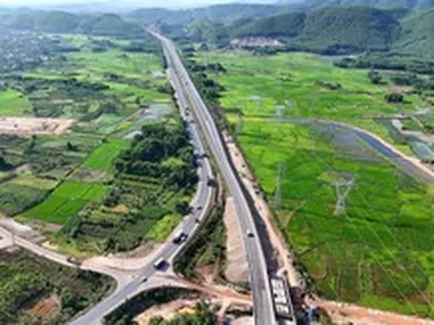 Chỉ còn hơn 2 tháng, cao tốc Cam Lộ - La Sơn mới đạt khoảng 40% sản lượng