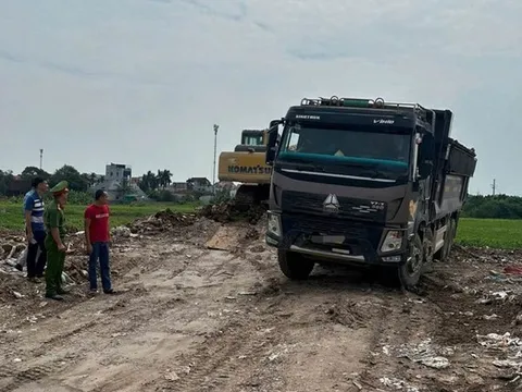 Đổ trái phép hơn 4.500 tấn chất thải xây dựng, giám đốc công ty vận tải vướng vòng lao lý