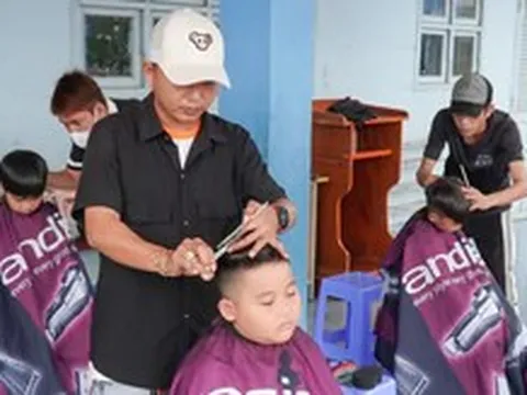 Trao nhiều phần quà, khám bệnh và cắt tóc miễn phí cho học sinh ở ‘vùng rừng’ Cà Mau