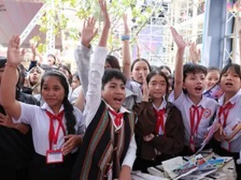 Vầng trăng Tây Giang nghe lời chúc từ hai đầu đất nước