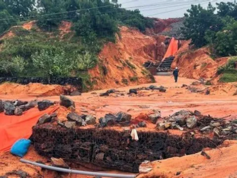 Hàng trăm khối đất đá sạt lở, tràn xuống phủ kín đoạn đường trên Quốc lộ 28