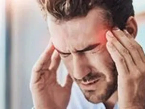 Đứng lên bỗng mắt tối sầm, khi nào cần đi bác sĩ?