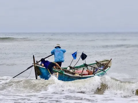 Nghề nguy hiểm giữa mùa biển động: Lặn biển săn "mực đuổi"