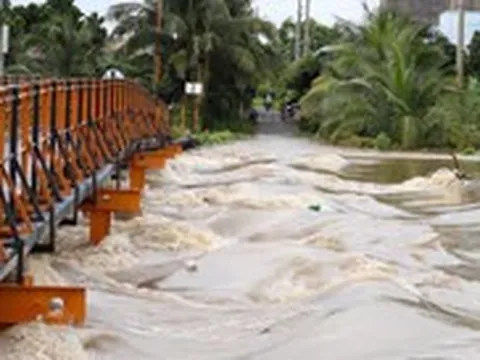 Nhiều vùng hạ du ở Bình Thuận cũ ngập lênh láng, dân lo chạy lụt