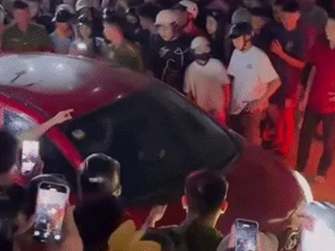 Người phụ nữ chặn ô tô nghi do ghen tuông, đám đông quây kín livestream