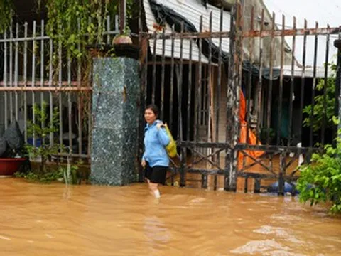 Người phụ nữ kể khoảnh khắc nước tràn vào nhà như thác trong đêm