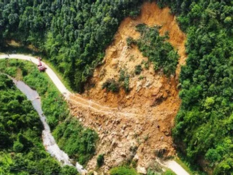 Sạt lở 6.000m³ đất đá lấp kín đường, cô lập xóm hơn 100 người