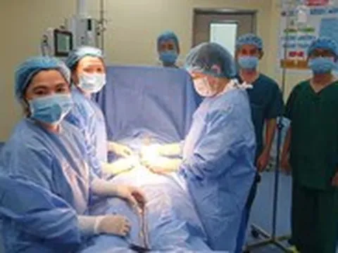 Đau bụng bất thường, khám phát hiện u nang buồng trứng to như trái bưởi