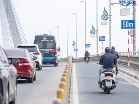 Biển báo, vạch kẻ định khoảng cách xuất hiện trên cầu Nhật Tân