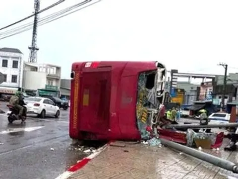 Xe khách tông liên hoàn rồi lật nghiêng, 2 người tử vong