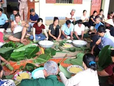 Cả làng gói bánh chưng làm quà Trung thu cho trẻ em
