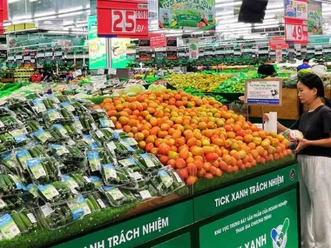 Mưa gió dồn dập, vì sao kệ rau củ siêu thị vẫn đầy ắp?