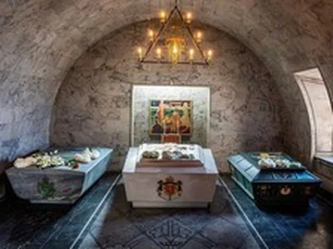 Ý nghĩa đặc biệt phía sau thiết kế quan tài đá của Vua Harald