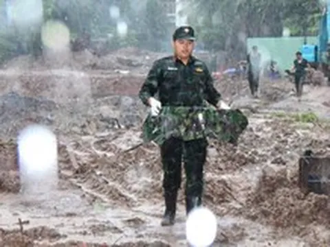 Bộ đội dầm mưa nặng hạt tìm kiếm hài cốt liệt sĩ vừa hé lộ tại công viên Lê Thị Riêng