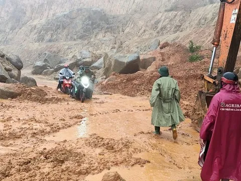 Đất đá ồ ạt đổ xuống, 2 cung đèo ở Lâm Đồng ngổn ngang sau mưa lớn