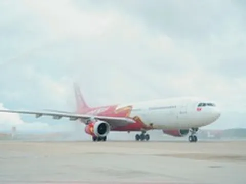 Hôm qua 23/9, sân bay Cam Ranh thực hiện nghi thức phun vòi rồng đón 1 máy bay đặc biệt chở 370 hành khách