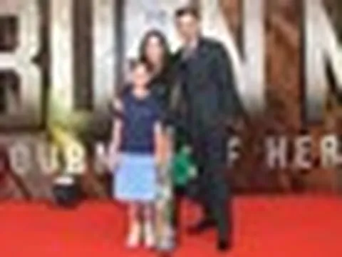 Dàn sao "Trại Buôn Người" hội tụ tại Hà Nội, Quách Ngọc Ngoan đưa con gái lên thảm đỏ, ân cần chăm sóc