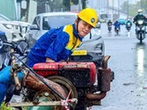 Bơm nước 'giải cứu' ngập chân cầu Ba Son phía Thủ Thiêm