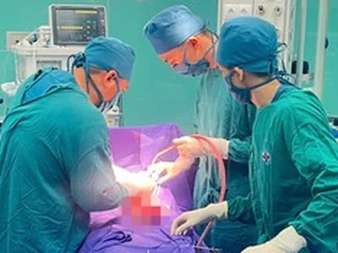 Bụng to như mang thai, người phụ nữ 64 tuổi đi khám mới biết sự thật