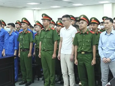 Cựu cán bộ công an không thừa nhận cầm 140.000 USD để ‘chạy án’