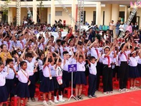 Hồ Quỳnh Hương mang 6 chiếc tivi lên vùng biên giới, cậu bé lớp 7 chỉ xin một điều không thể mua ngay bằng tiền