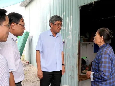 Phó Chủ tịch UBND tỉnh Lâm Đồng kiểm tra vùng ngập lụt, chia sẻ với người dân bị ảnh hưởng