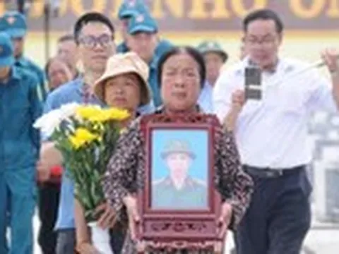'Chào đồng đội, tôi trở về với mẹ, với quê hương'
