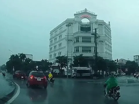 Người phụ nữ bị sét đánh trúng khi đang đi xe máy