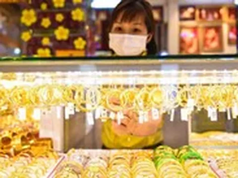 Đọc nhanh 25-9: Giá vàng giảm sâu về dưới 4.300 USD, dầu 'nóng' trở lại