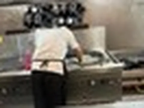 Hàng chục trẻ nôn ói sau bữa trưa, cô giáo hé lộ cảnh khó tin trong bếp ăn: 11 người lập tức bị xử lý