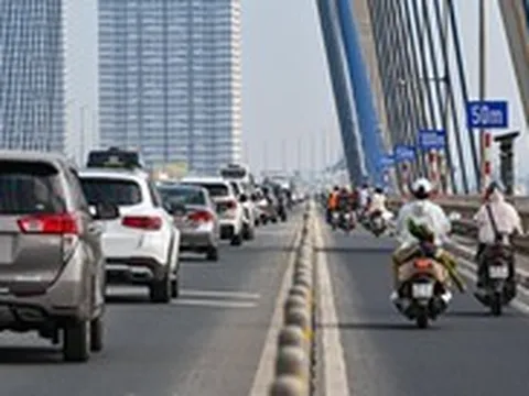 Lắp biển báo, vạch xác định khoảng cách trên cầu Nhật Tân: Cảnh sát giao thông chủ yếu tuyên truyền