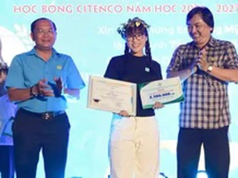 Xúc động lễ trao học bổng đêm Trung thu cho con em công nhân vệ sinh môi trường