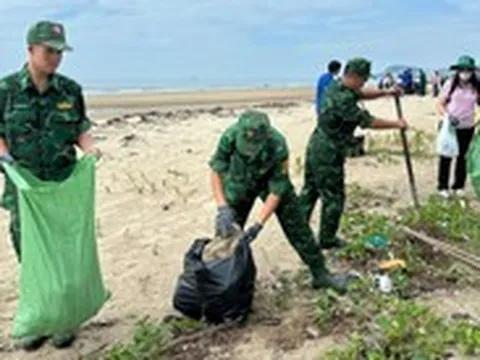 Bộ đội biên phòng cùng đoàn viên làm sạch 2km bờ biển, tổ chức gom chai nhựa đổi quà ở TP.HCM