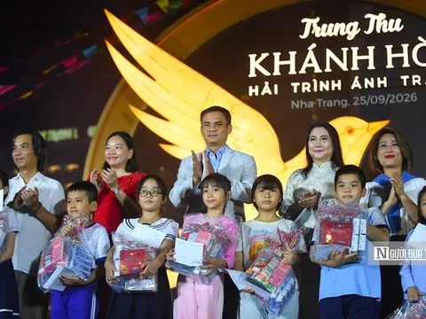 Du khách nước ngoài đội mưa vui Trung thu cùng trẻ em bên biển Nha Trang