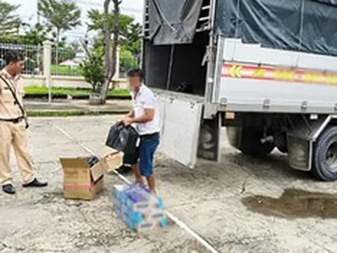 Phát hiện thứ không ngờ trong xe tải lưu thông trên tuyến Quốc lộ 80