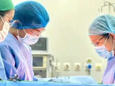 Phản ứng nhanh cứu sản phụ và em bé bị sa dây rốn nguy kịch