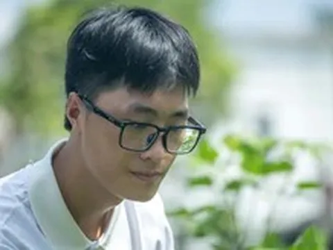 Mới nhập học đã làm bốc xếp, chàng trai Mông mồ côi cha mẹ trong ba lô có đúng 1 triệu đồng