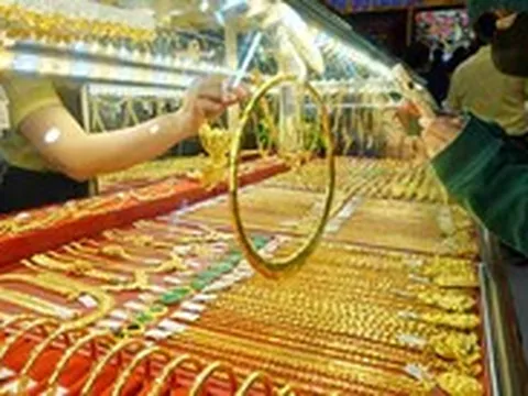 Giá vàng hôm nay: Vàng tăng nhẹ nhưng vẫn dưới 4.300 USD, lợi suất Mỹ lên cao nhất 19 năm