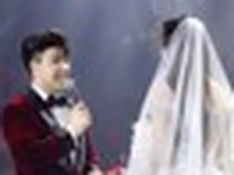 Akira Phan bật khóc cám ơn vợ: "Đêm nào cũng tâm sự cùng em, cười giỡn cùng em mà không biết chán"