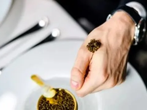 Trứng cá tầm đắt hơn vàng nhưng có thời được phục vụ miễn phí
